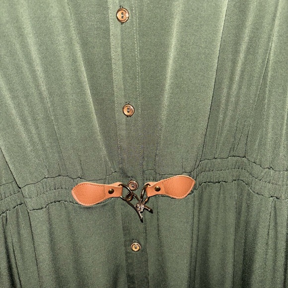 Elegant Green Maxi Dress with Belted Detail - Picture 2 of 4